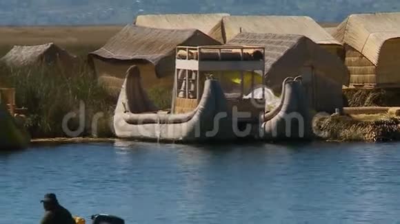 秘鲁提蒂喀卡湖乌罗斯岛视频的预览图