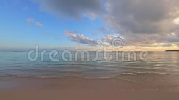 日出时的热带海滩海浪溅在沙滩上视频的预览图