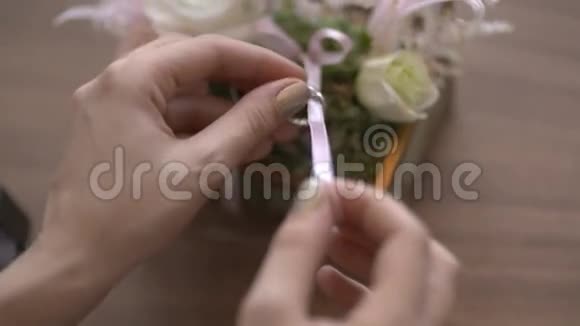 戴着结婚戒指的女人视频的预览图
