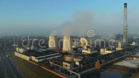 城市烟囱里冒出的烟污染了环境视频的预览图