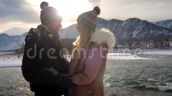 年轻的旅行夫妇站在山上视频的预览图