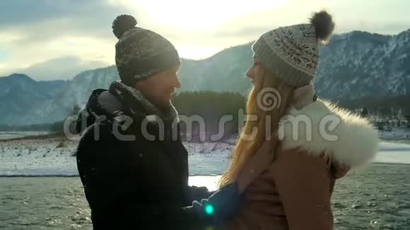 年轻的旅行夫妇站在山上视频的预览图