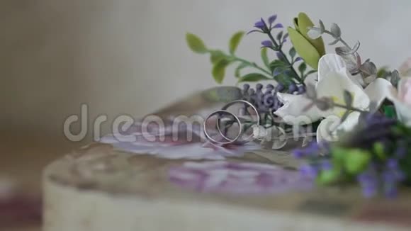 餐桌上摆着鲜花的结婚戒指视频的预览图