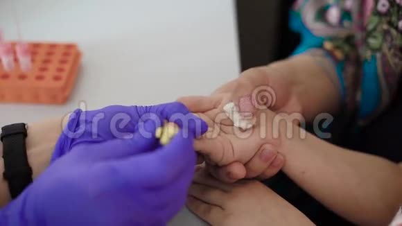 医生抽血的一针从儿童手中取出血液进行分析时医生用手套近距离拍摄视频的预览图