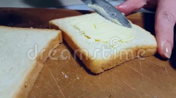 手在面包上涂黄油开胃菜涂黄油视频的预览图