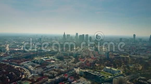 波兰华沙老城区和市中心的空中拍摄4K视频视频的预览图