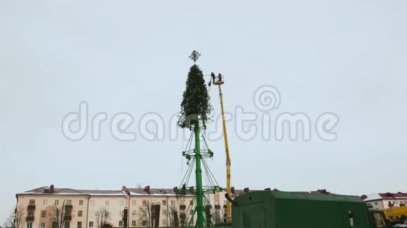 工人们拆除了该镇主要中心广场的圣诞树建筑新年假期结束视频的预览图