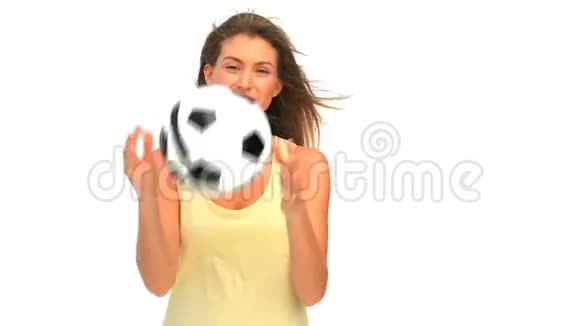 可爱的女人带着足球视频的预览图
