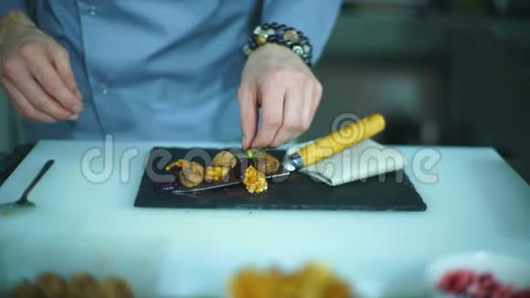 厨师用松露装饰甜点视频的预览图