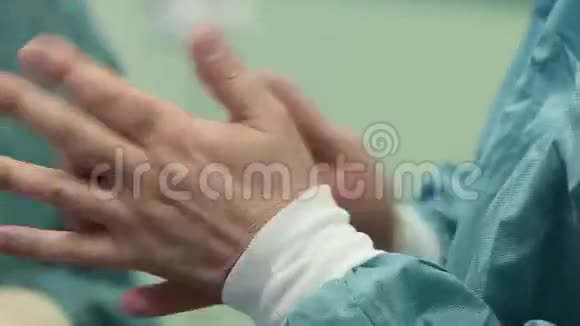 外科医生搓手视频的预览图