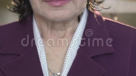 特写肖像优雅的老妇人的脖子脸微笑慢慢地视频的预览图