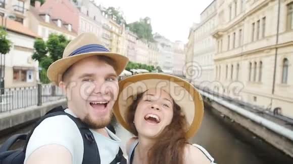 年轻夫妇在假期自拍旅行概念视频的预览图