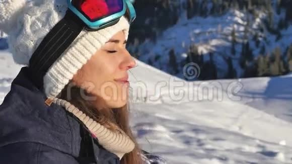 一幅美丽的年轻滑雪者女人看空中风景的肖像视频的预览图