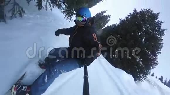 接近极端滑雪者骑着粉末在国的粉末全高清慢运动摄像机视频的预览图