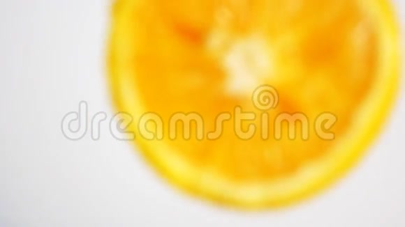 一半的橙子滴在牛奶里视频的预览图