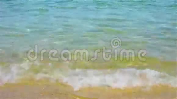 平静的大海中有美丽清澈的绿松石水视频的预览图