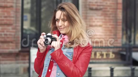 手里拿着摄像机的漂亮女摄影师视频的预览图
