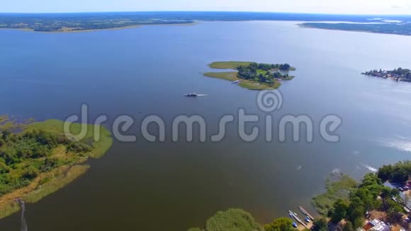 俄罗斯塞利格湖上的驳船和快艇经过岛的鸟瞰图视频的预览图