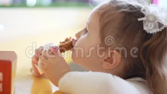 孩子吃掘金特写吃快餐的婴儿画像视频的预览图