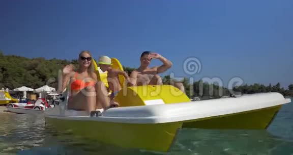 快乐的一家人在脚踏船航行时挥舞双手视频的预览图