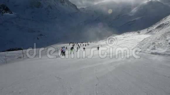 活塞上的滑雪者在强风下坡视频的预览图
