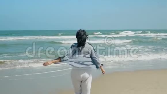 热带海滩上的女人肖像视频的预览图