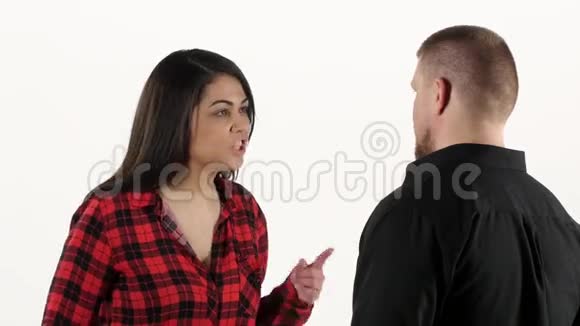 女人和她的男人争吵大喊大叫挥动手臂白色视频的预览图