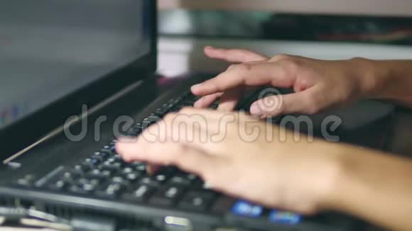 自由职业做文案工作少女打印在笔记本上女作家在上面的笔记本电脑上打字孩子们是视频的预览图