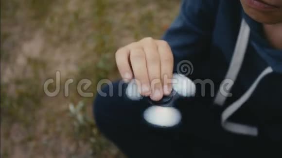 一个男孩玩坐立不安的旋转慢动作视频的预览图