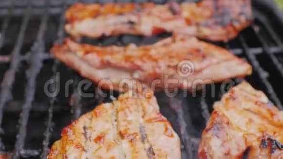 一大块多汁的肉在烤架上煎视频的预览图