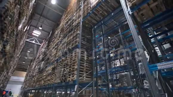 室内仓库货架上不同材料的镜头视频的预览图