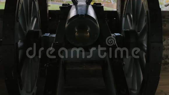 尼亚加拉堡的一门旧大炮的剪影背面视频的预览图