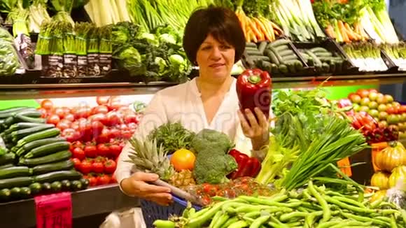 在农场食品店里选择季节性蔬菜的成熟女人视频的预览图