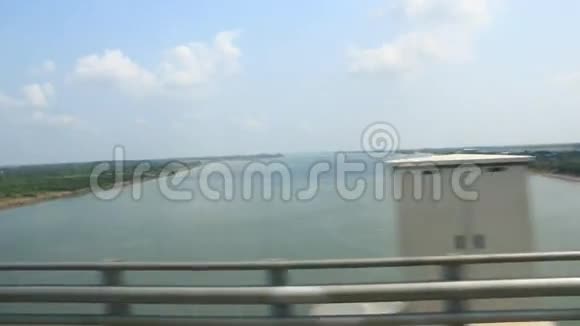 从汽车上射来的桥和河视频的预览图