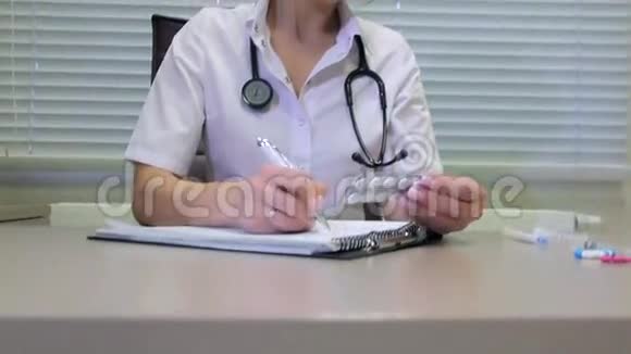 女医生书写rx处方视频的预览图