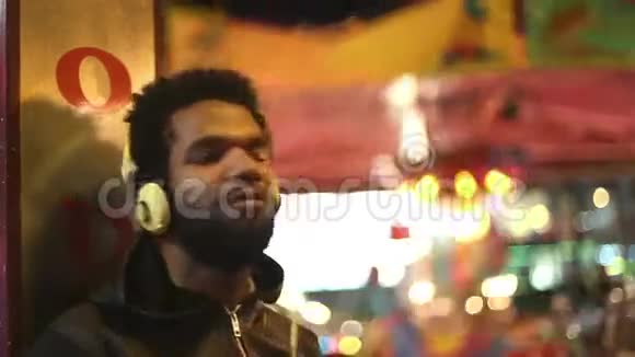 男人用耳机随着音乐的节奏摇头视频的预览图