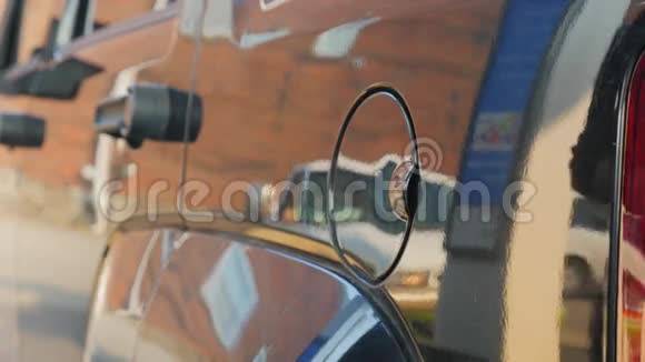 一个女人给你的车加油在框架内只有看得见的手和打开煤气罐视频的预览图