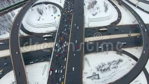 高速公路交汇处交通繁忙冬天空中射击从上面视频的预览图