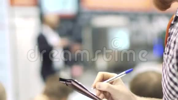 人在一张纸上做笔记特写镜头视频的预览图