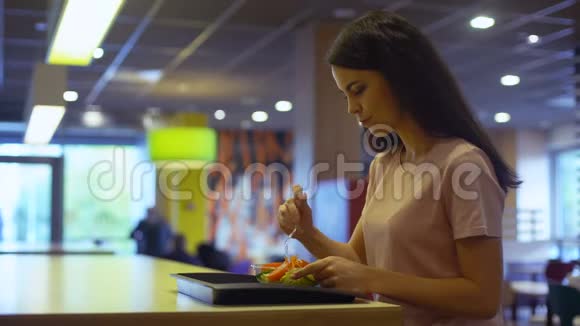女素食者在餐厅餐桌上吃新鲜沙拉健康膳食视频的预览图