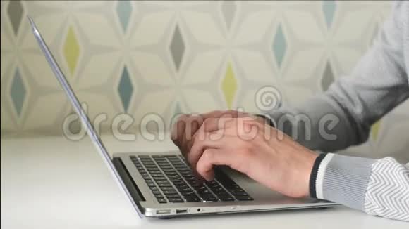 在手提电脑上打字的人的手近景视频的预览图