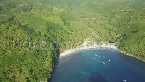 美丽的海湾和热带绿色岛屿的空中景色和蔚蓝的海水视频的预览图