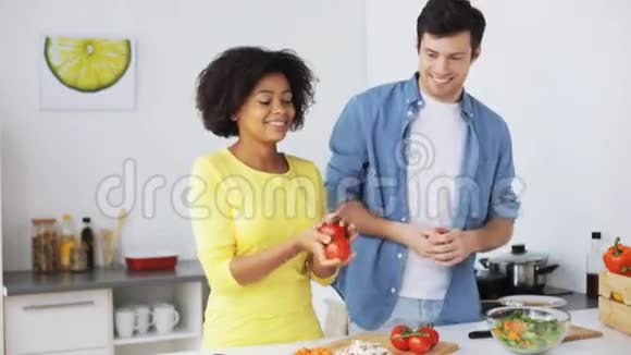 在家里做几个烹饪食物和西红柿视频的预览图