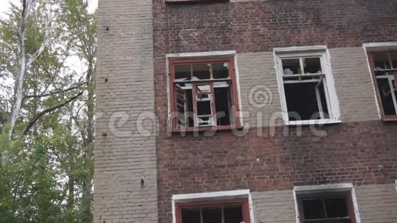废弃的建筑打破了窗户玻璃碎片和破破烂烂的麻布条随风飘扬视频的预览图