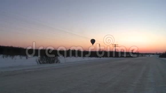 冬季道路和气球漂浮在前方的视野中视频的预览图