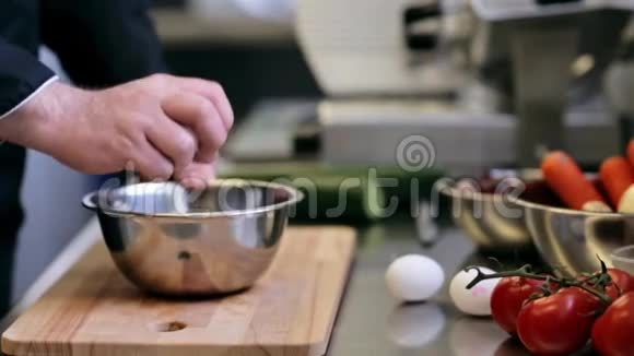 男厨师的手在厨房里煮鸡蛋视频的预览图