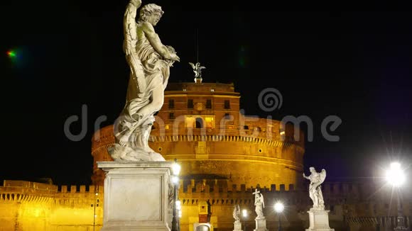 美丽的天使桥上的卡斯特尔圣安杰洛在罗马伟大的夜景视频的预览图