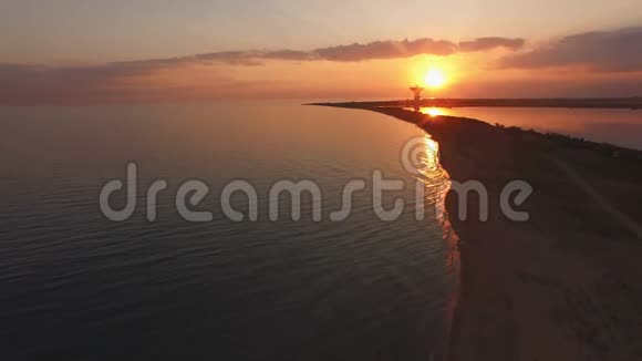 大海和湖面上一片令人愉快的日落视频的预览图
