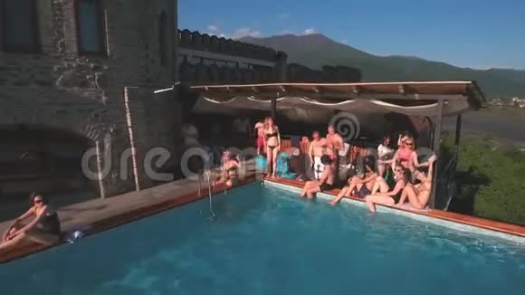 一群快乐的年轻人在游泳池里享受夏天视频的预览图