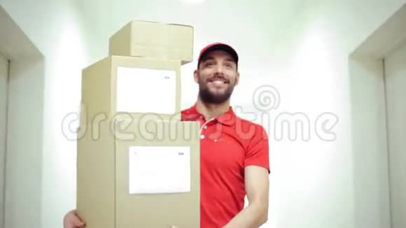 带着包裹箱走在走廊上的快乐男人视频的预览图